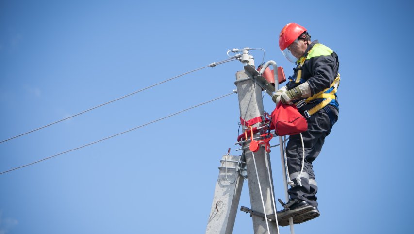 Dėl elektros tinklo pažeidimo Vilniaus Šv. Ignoto ir Totorių gatvių sankryžoje 