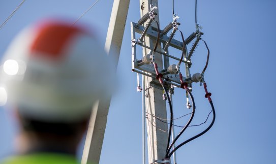 Prasidėjus žemės darbams – ūkio technika kliudo elektros atramas