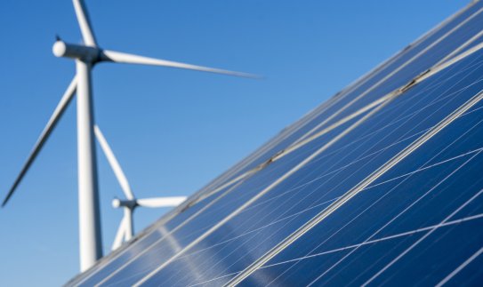 Inovacijos pakeliui: kaip suderinti saulės ir vėjo jėgainių generuojamą energiją?
