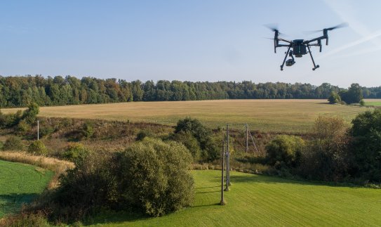 Ūkininkai raginami būti atsargūs dirbant šalia elektros linijų atramų
