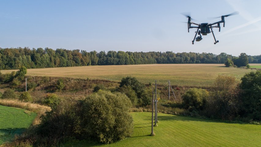 Ūkininkai raginami būti atsargūs dirbant šalia elektros linijų atramų