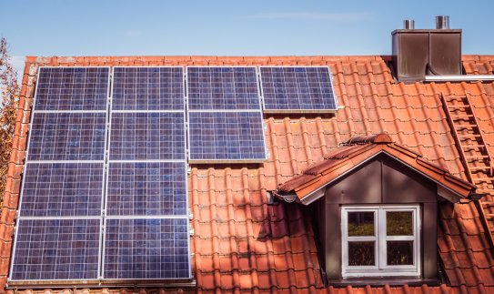 Susidomėjimas saulės elektrinėmis nemažėja: ESO prie tinklo prijungė 50 tūkst. gaminančių vartotojų
