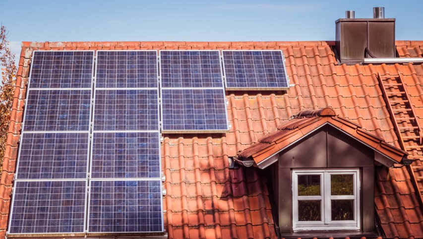 Susidomėjimas saulės elektrinėmis nemažėja: ESO prie tinklo prijungė 50 tūkst. gaminančių vartotojų