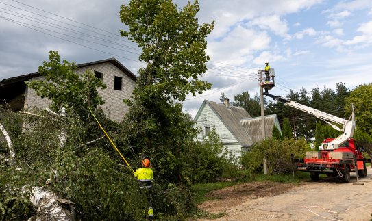 Link Lietuvos artėja audra: ESO telkia šimtus darbuotojų elektros tiekimo atstatymo darbams 