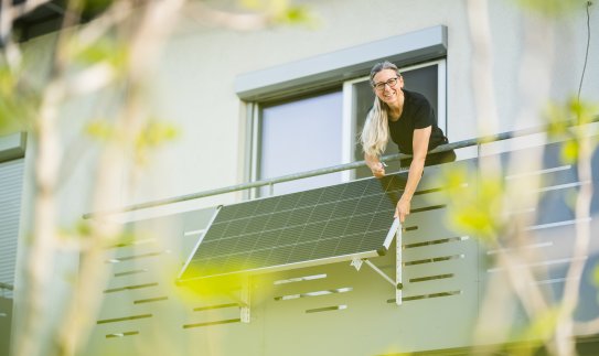 Mobili saulės elektrinė – galimybė 600 tūkst. klientų elektrą gamintis daugiabučiuose