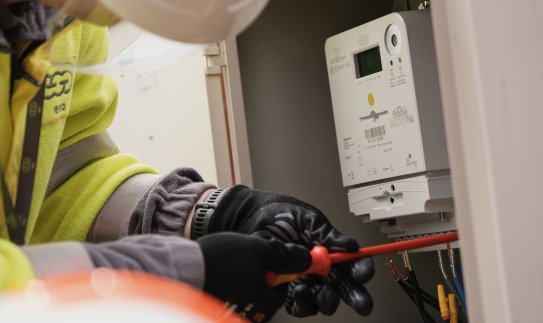 Išmaniuosius skaitiklius Šiaulių apskrityje diegiantys ESO inžinieriai: keičiasi net ir...