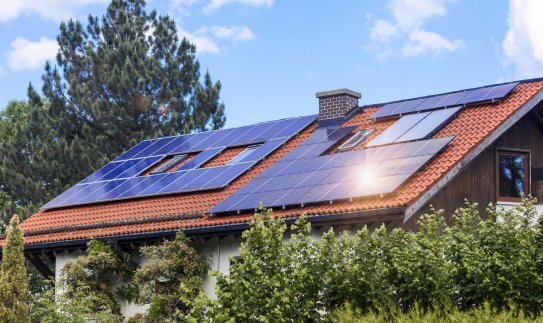 Atsinaujinančios energetikos naujienos: gaminantys vartotojai birželį į tinklą sugeneravo beveik...