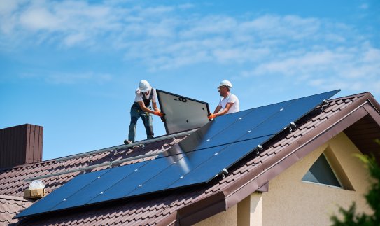 Saulės elektrinių galia dažnai viršija poreikius: įsirengus optimalaus dydžio galima sutaupyti