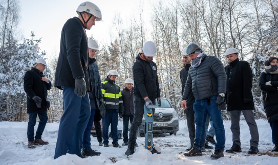 ESO įgyvendina plataus masto tinklo pertvarką: iki 2028 m. miškingose vietovėse kabeliais pakeis...