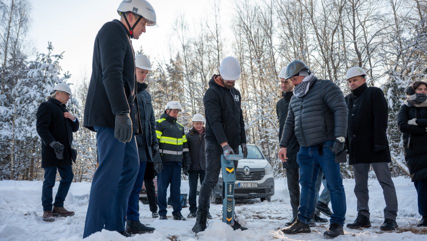ESO įgyvendina plataus masto tinklo pertvarką: iki 2028 m. miškingose vietovėse kabeliais pakeis...