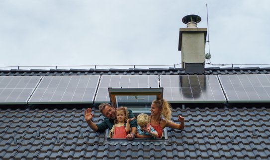Atsinaujinančios energetikos naujienos: balandį pasiektas visų laikų gaminančių vartotojų...