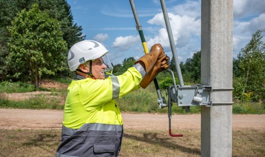 ESO ir „Litgrid“ vienija pajėgas, kad žmonėms į namus būtų greičiau grąžinta elektra: perdavimo...