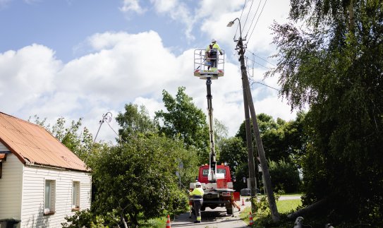ESO skelbia elektros tiekimo atstatymo laiką – sekite naujausią informaciją  