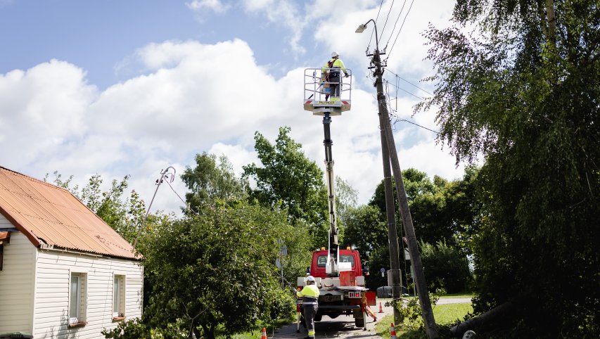 ESO skelbia elektros tiekimo atstatymo laiką – sekite naujausią informaciją  