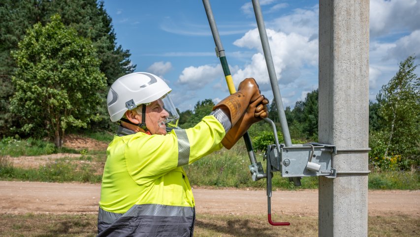 ESO ir „Litgrid“ vienija pajėgas, kad žmonėms į namus būtų greičiau grąžinta elektra: perdavimo...