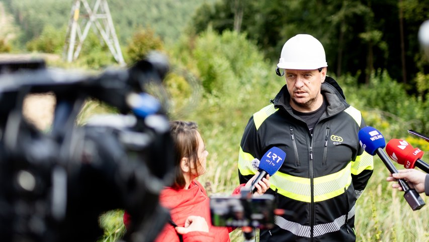 ESO tęsia audros padarinių šalinimo darbus: elektros tiekimas atkurtas beveik 100 tūkst. klientų,...
